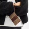 Çizgili Signature Canvas Köşe Fermuarlı Bileklik Çantası