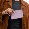 Kalp Süslemeli İmza Deri Köşe Fermuarlı Bileklik Çantası