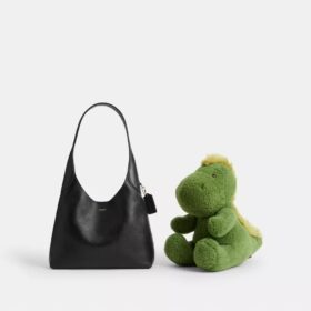 Rexy’nin 10. Doğum Günü: Shearling’den Rexy Koleksiyon Parçası