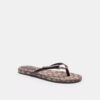 Signature Jacquard desenli Fiyonklu Terlikler giyiyor