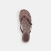 Signature Jacquard desenli Fiyonklu Terlikler giyiyor
